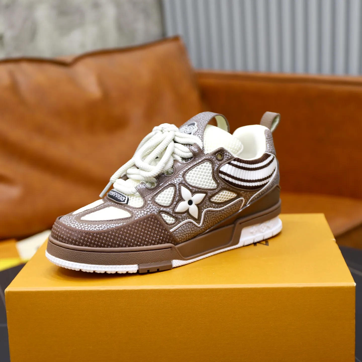 Ex-factory price: 860💰LV Couple👫Louis Vuitton TRAINER sneakers classic Louis Vuitton men's artistic director Virgil Abloh picked inspiration to create this LV Trainer sneaker. Yingze crystal inlays present a colorful effect. VS can be matched with two gorgeous effect colors. The LV letter logo badge on the tongue is gorgeous and noble. The LV letter is decorated on the side. The outsole is decorated with a Monogram flower pattern. It shows the trend of elegance and nobility! Men's and women's models: 35-46